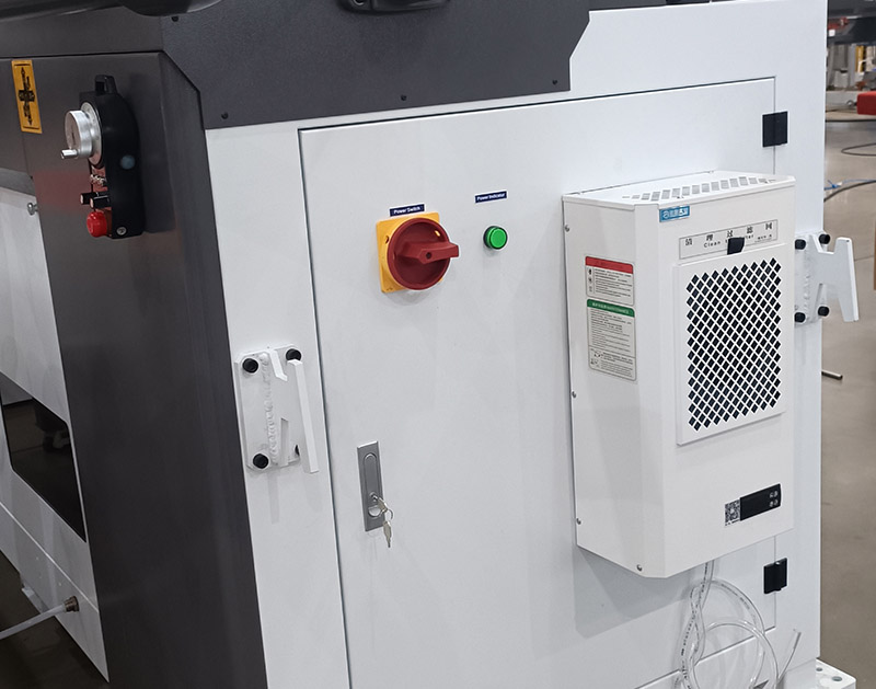 恒溫常量數(shù)控發(fā)泡密封涂膠機(jī)